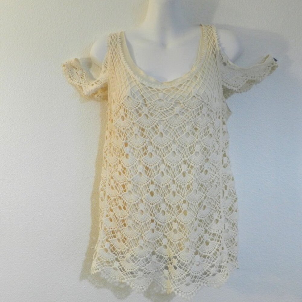 Mason Mackenzie scallop crochet lace open/cold shoulder short sleeve top, cream